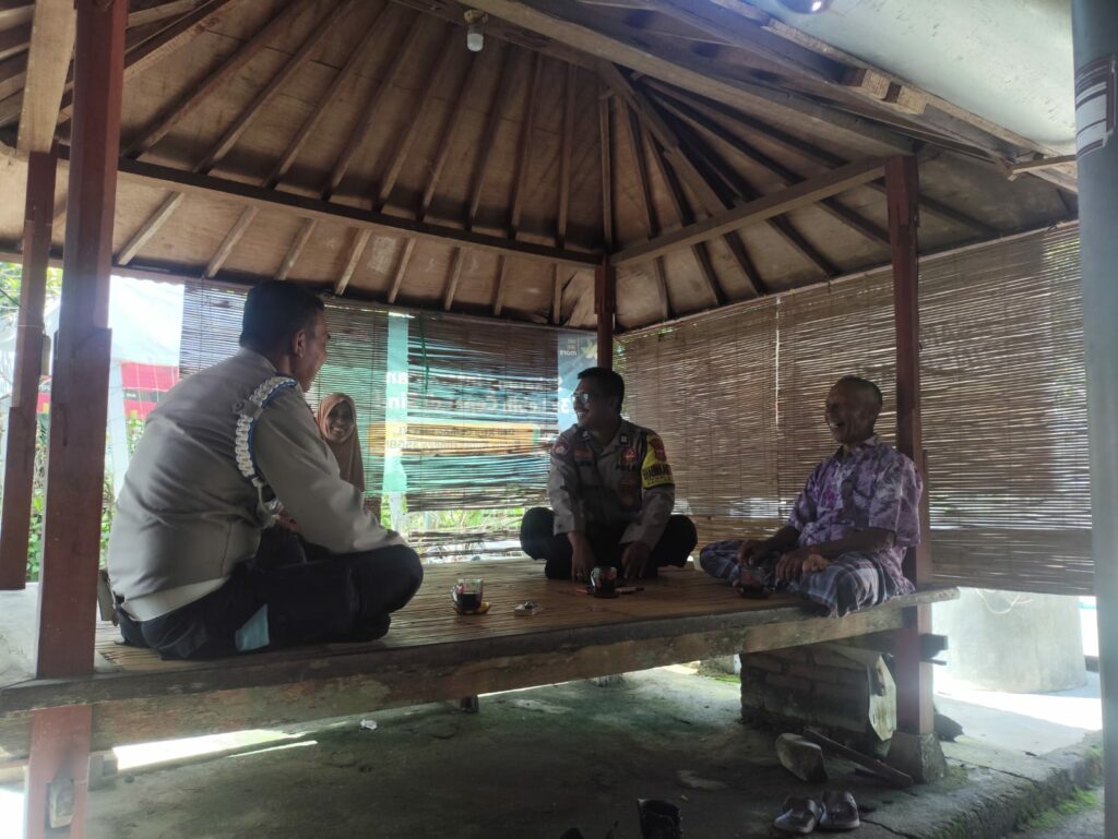 Membangun Keamanan Bersama: Polsek Lembar dan Pendekatan Dialogis dalam Patroli KRYD