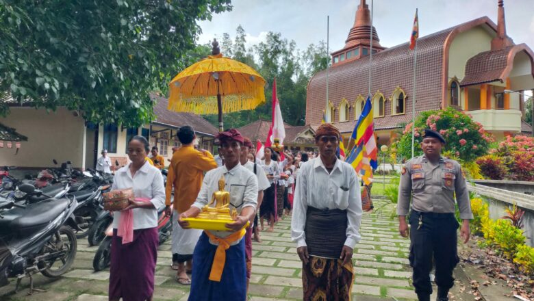 Pengamanan Ketat Prosesi Sakral Nunas Tirta Suci Warnai Waisak di Mareje Lembar, Lombok Barat