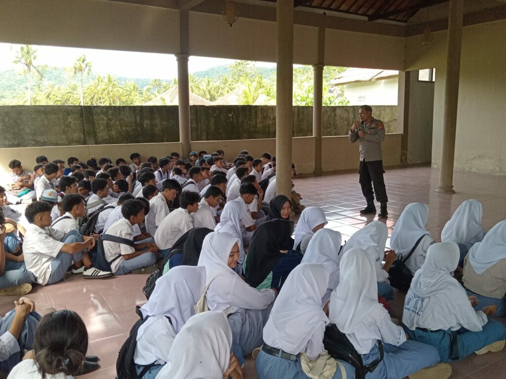 Sosialisasi Kepolisian Lindungi Generasi Muda dari Kenakalan