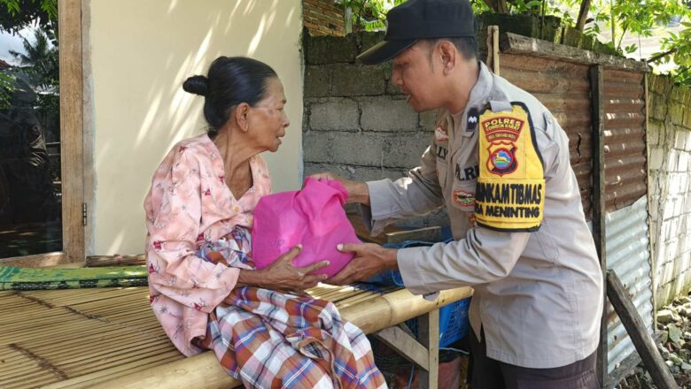 Bhabinkamtibmas Meninting Salurkan Bantuan Pangan Bergizi bagi Warga