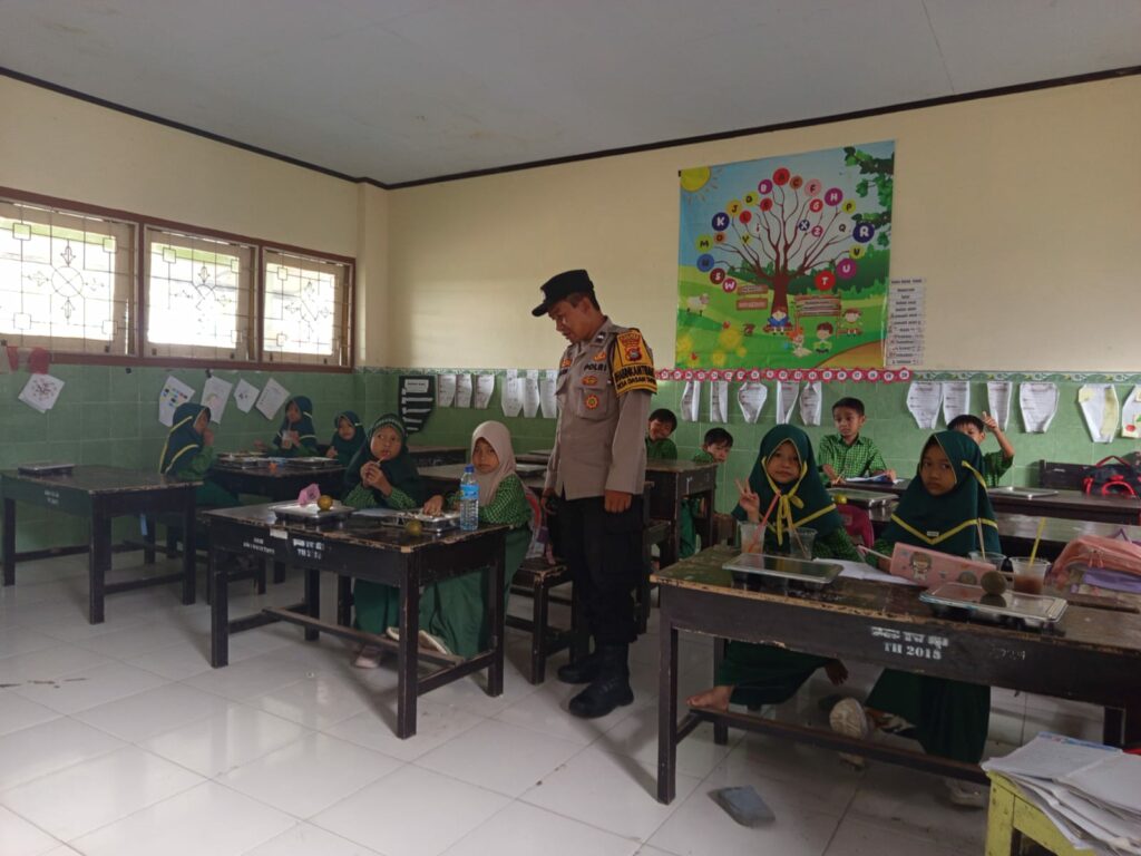 Sinergi Polsek Gerung dan SPPG Wujudkan Program Makan Bergizi di SDN Dasan Tapen