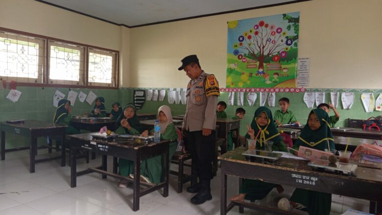 Polsek Gerung Dukung Program Pemberian Makan Bergizi Gratis untuk Siswa SDN Dasan Tapen