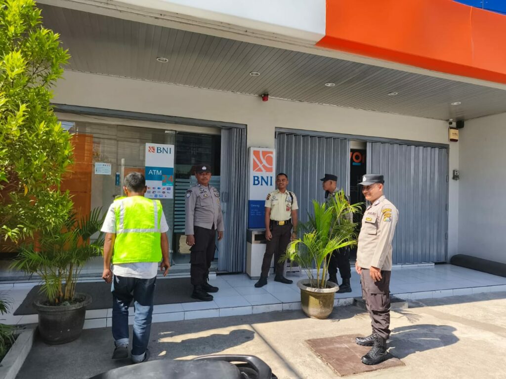 Upaya Polsek Gerung Jaga Keamanan: Patroli di Objek Vital