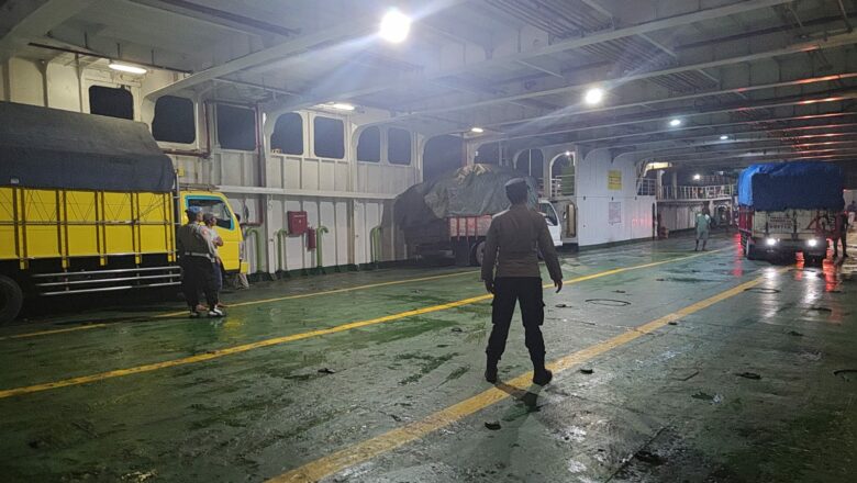 Antisipasi Premanisme, Polsek Lembar Tingkatkan Patroli Malam di Dermaga