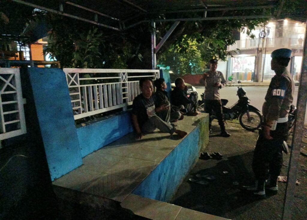 Warga Apresiasi Patroli Malam Polsek Kediri di Desa Rumak