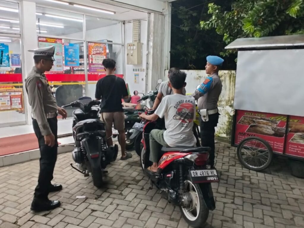 Sinergi Polri dan Warga, Polsek Kediri Gelar Patroli Dialogis