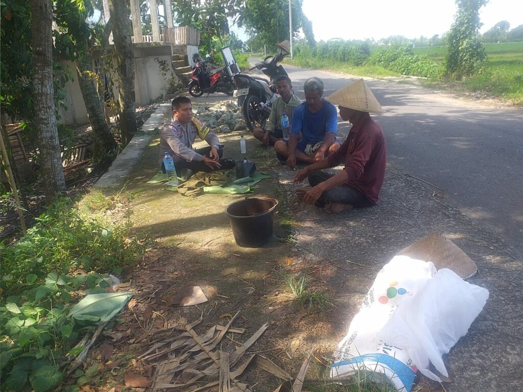 Pentingnya Ketahanan Pangan: Polsek Kuripan Kunjungi Warga Desa Jagaraga