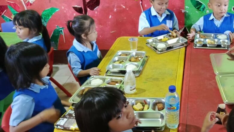 3.305 Siswa Kuripan Terima Paket Makanan Bergizi dari Pemerintah