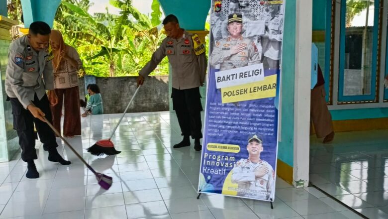 Program Bakti Religi Polsek Lembar: Gotong Royong Bersihkan Tempat Ibadah