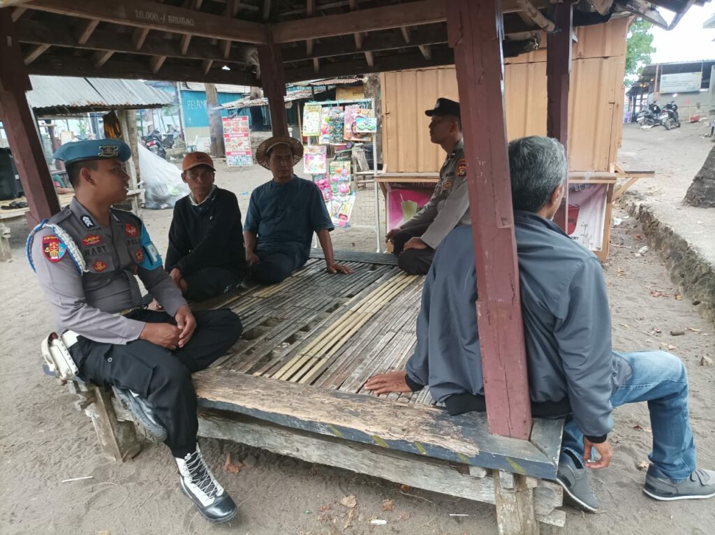Polsek Lembar Ciptakan Kamtibmas Kondusif Melalui Patroli Dialogis