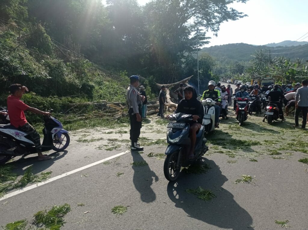 Respons Cepat Polsek Lembar Jaga Kamtibmas di Kegiatan Warga