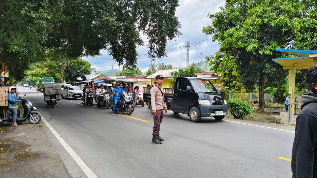 Sinergi Polsek dan Dinas LH Lombok Barat Dalam Penertiban Pohon Berbahaya