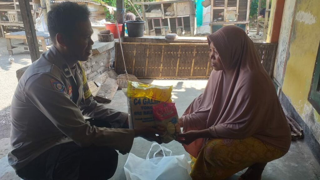 Polri Hadir di Tengah Masyarakat: Polsek Lembar Bagikan Paket Nutrisi Mantap