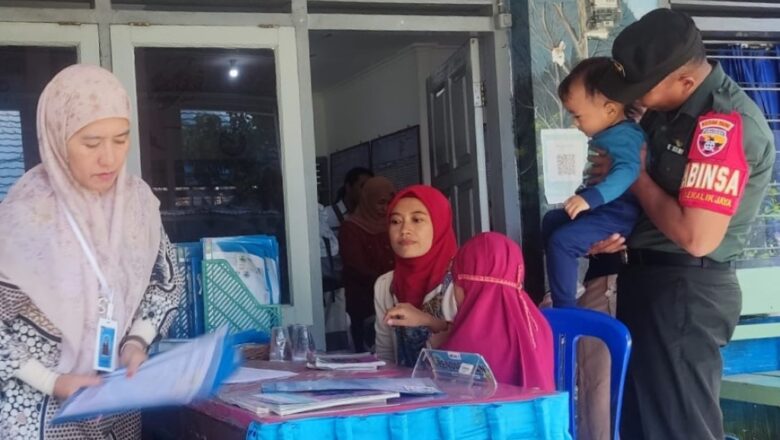 Babinsa Dampingi Posyandu Teratai II di Kekalik Jaya