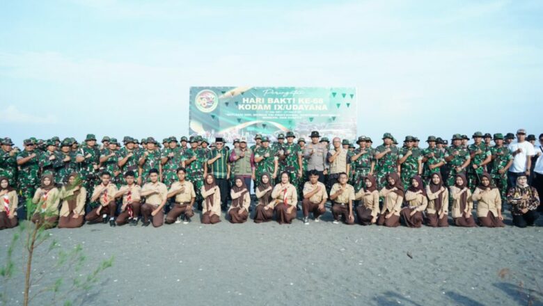 Peringati Hari Bhakti ke-68, TNI Bersihkan Pantai Loang Baloq