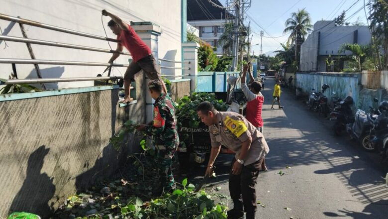 Gotong Royong Bersihkan Lingkungan, Wujud Sinergi TNI-Polri dan Warga