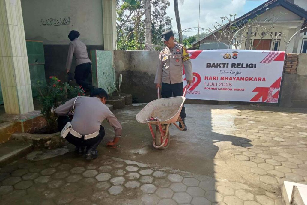 Polri Dekat Masyarakat: Polsek Sekotong Adakan Aksi Sosial di Taman Sejati