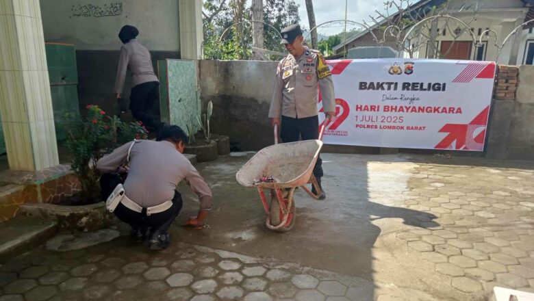 Gotong Royong Polsek Sekotong dan Warga Warnai Hari Bhayangkara ke-79