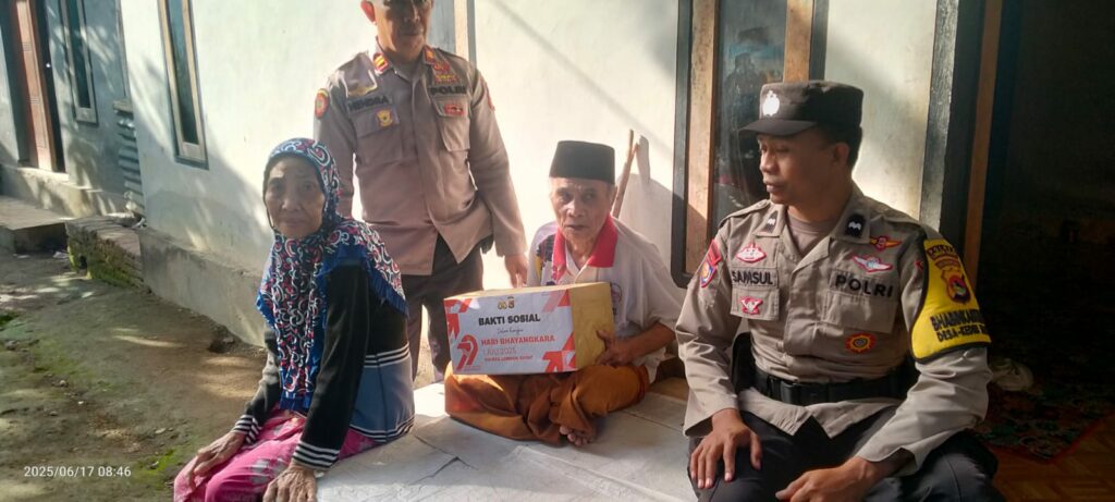 Hari Bhayangkara ke-79, Polsek Kediri Bantu Warga Lansia di Kediri Selatan