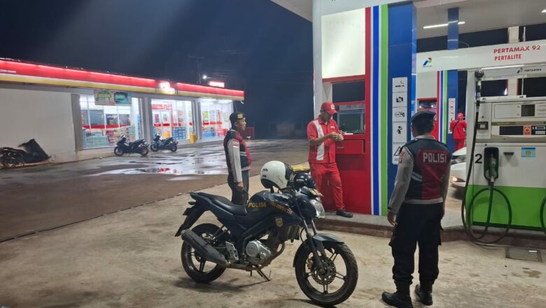 Antisipasi Kejahatan, Polsek Sekotong Gencarkan Patroli Malam di SPBU Sayong