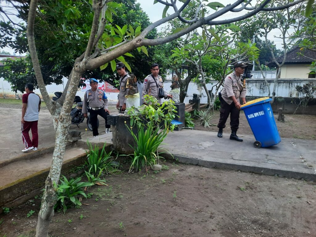 Polsek Labuapi Gelar Bakti Religi di Pure Datar Merembu