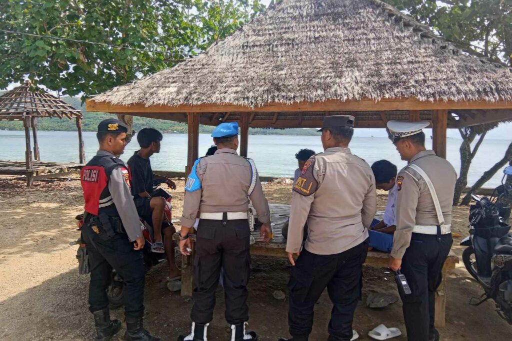 Lombok Barat, NTB – Kepolisian Sektor Sekotong, Polres Lombok Barat, Polda NTB, terus menunjukkan komitmennya dalam menjaga stabilitas keamanan dan ketertiban masyarakat (kamtibmas). Upaya ini diwujudkan melalui giat patroli rutin yang menyasar obyek vital dan obyek wisata, salah satunya Pantai Kemos di Desa Sekotong Barat. Kegiatan ini bertujuan utama untuk mengantisipasi tindak kriminalitas 3C (Curas, Curat, Curanmor) serta berbagai potensi gangguan kamtibmas lainnya. Patroli Rutin Demi Rasa Aman Pengunjung dan Pengelola Wisata Pada Senin, 2 Juni 2025, sekitar pukul 12.30 WITA hingga selesai, Personel Polsek Sekotong melaksanakan patroli intensif di Pantai Kemos yang menjadi salah satu destinasi favorit di wilayah Sekotong menjadi fokus utama kegiatan ini, Senin (2/6/2025). Kapolres Lombok Barat, Polda NTB, AKBP Yasmara Harahap, S.I.K., melalui Kapolsek Sekotong Iptu I Ketut Suriarta, S.H., M.I.Kom., menegaskan bahwa selain pengawasan terhadap potensi tindak kejahatan, patroli juga difokuskan untuk memberikan rasa aman dan nyaman bagi masyarakat serta para pengelola obyek wisata. "Kami secara rutin melaksanakan patroli di obyek vital dan obyek wisata. Ini adalah bentuk kehadiran polisi di tengah masyarakat, memastikan bahwa mereka dapat beraktivitas dengan tenang dan aman," ujar Iptu I Ketut Suriarta, S.H., M.I.Kom., saat ditemui secara terpisah. Kapolsek menambahkan bahwa kegiatan ini bukan hanya sekadar patroli fisik, tetapi juga sebagai sarana komunikasi dua arah antara kepolisian dan masyarakat. Edukasi dan Himbauan untuk Kewaspadaan Bersama Dalam pelaksanaannya, personel Polsek Sekotong tidak hanya melakukan pengawasan, tetapi juga aktif memberikan himbauan kepada masyarakat dan pengelola obyek wisata Pantai Kemos. Himbauan tersebut mencakup pentingnya untuk selalu waspada terhadap lingkungan sekitar dan mewaspadai perubahan cuaca ekstrem yang dapat terjadi kapan saja. Hal ini mengingat wilayah Sekotong yang juga rentan terhadap dampak cuaca tak menentu, khususnya bagi aktivitas di area pantai. "Kami mengingatkan kepada seluruh masyarakat, khususnya pengelola dan pengunjung Pantai Kemos, untuk selalu meningkatkan kewaspadaan. Perhatikan barang bawaan, dan jangan ragu untuk melapor jika melihat hal-hal yang mencurigakan," jelasnya. Selain itu, kolaborasi dan sinergi dengan aparat kepolisian juga terus digalakkan guna menciptakan sitkamtibmas yang benar-benar kondusif. "Keamanan adalah tanggung jawab kita bersama," tegasnya. Respon Positif dari Masyarakat Kehadiran personel kepolisian di lokasi obyek wisata Pantai Kemos secara langsung dirasakan manfaatnya oleh masyarakat. Banyak yang menyambut baik kegiatan patroli ini karena dapat memberikan rasa aman dan nyaman, terutama di tengah potensi keramaian dan peningkatan aktivitas wisata. "Kami sangat senang dengan adanya patroli dari polisi. Rasanya lebih tenang kalau ada bapak-bapak polisi yang berpatroli di sini, apalagi ini kan tempat wisata, jadi bisa mencegah hal-hal yang tidak diinginkan," ungkap salah seorang pengelola warung di Pantai Kemos yang enggan disebutkan namanya. Respon positif ini menjadi indikasi keberhasilan Polsek Sekotong dalam membangun kepercayaan dan kemitraan dengan masyarakat.