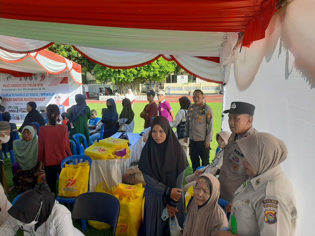Warga Labuapi Terima Layanan Kesehatan dan Bansos Gratis dari Polri