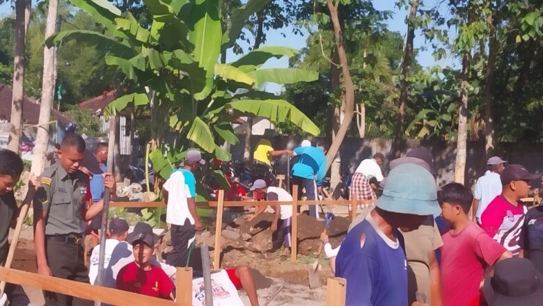Babinsa dan Warga Bersinergi Bangun Asrama Ponpes Al-Akhyar Bagik Polak Barat