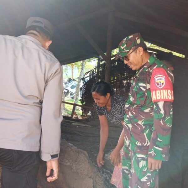 Kunjungi Petani Garam Tradisional Sekotong, Babinsa dan Kades Dukung Ekonomi Lokal