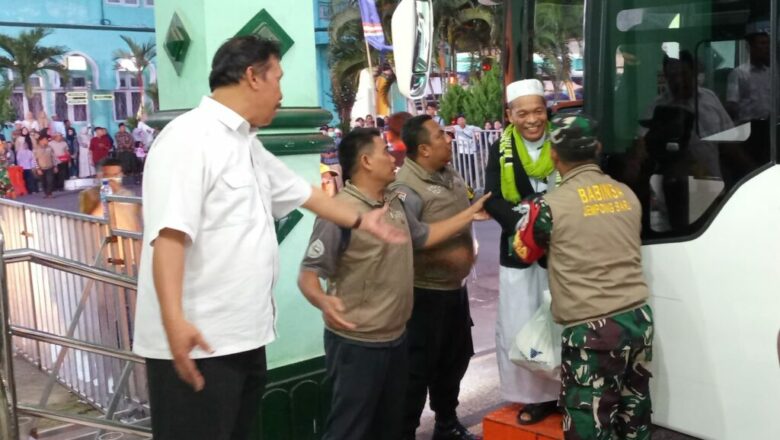 Sinergi TNI-Polri Amankan Kedatangan Jamaah Haji Kloter 006