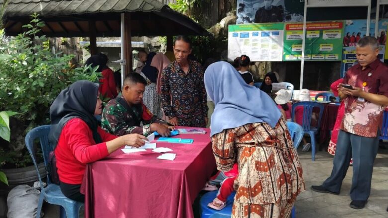 Monitoring Posyandu Melati: Wujud Sinergi TNI dan Tenaga Kesehatan untuk Kesejahteraan Warga