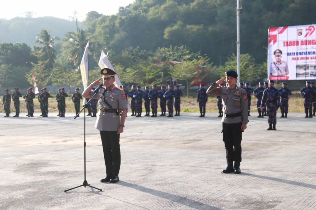 Semangat Bhayangkara Hidup di Laut Lembar: Upacara Tabur Bunga