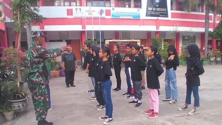 Babinsa Latih PBB Siswa SDN 38 Mataram di Masa Liburan