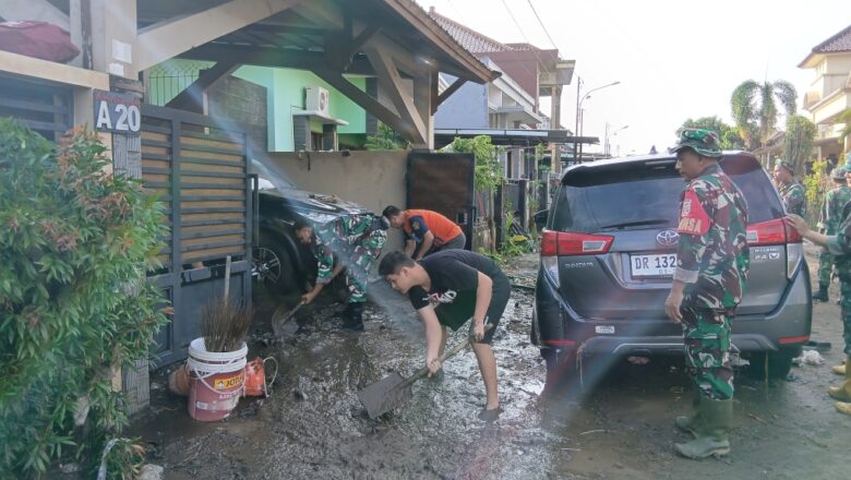 TNI Bersama Warga Gelar Karya Bhakti Pasca Banjir di BTN Riverside Mataram