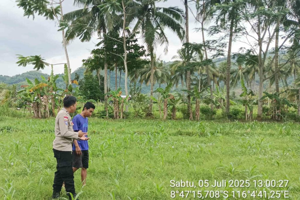 Bhabinkamtibmas Cendi Manik Dorong Ketahanan Pangan Lewat Kunjungan ke Petani