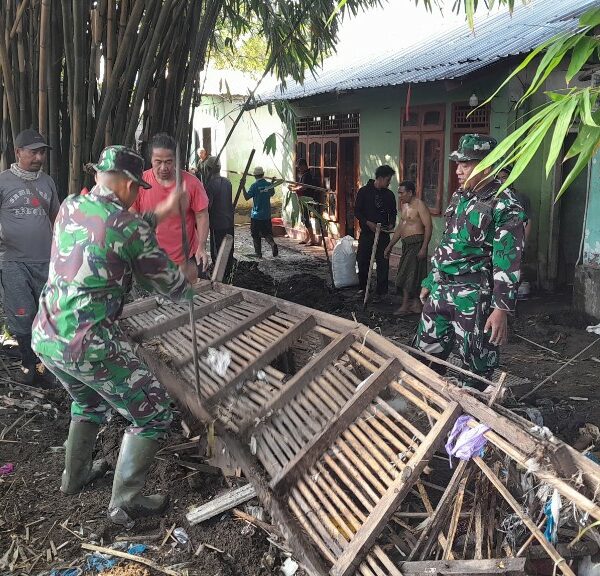 Kodim 1606/Mataram Kerahkan Personel Bersihkan Sisa Banjir