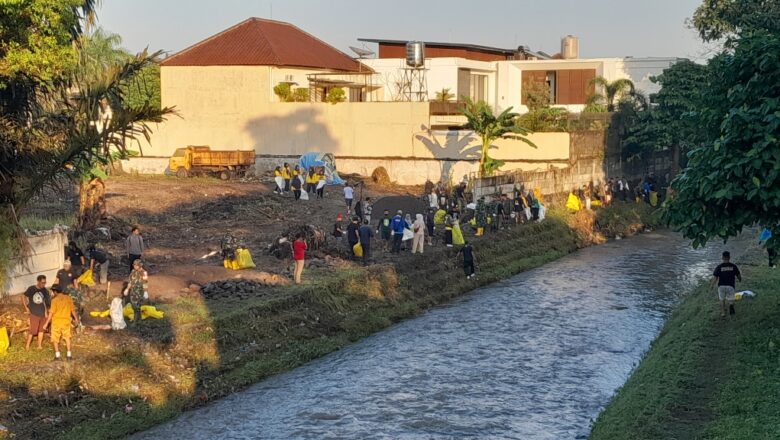 TNI, Pemkot, dan Komunitas Cinta Mataram Gotong Royong Pungut Sampah