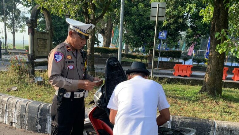 Operasi Patuh Rinjani 2025: 65 Tilang Dikeluarkan di Bundaran Penas, Lombok Barat