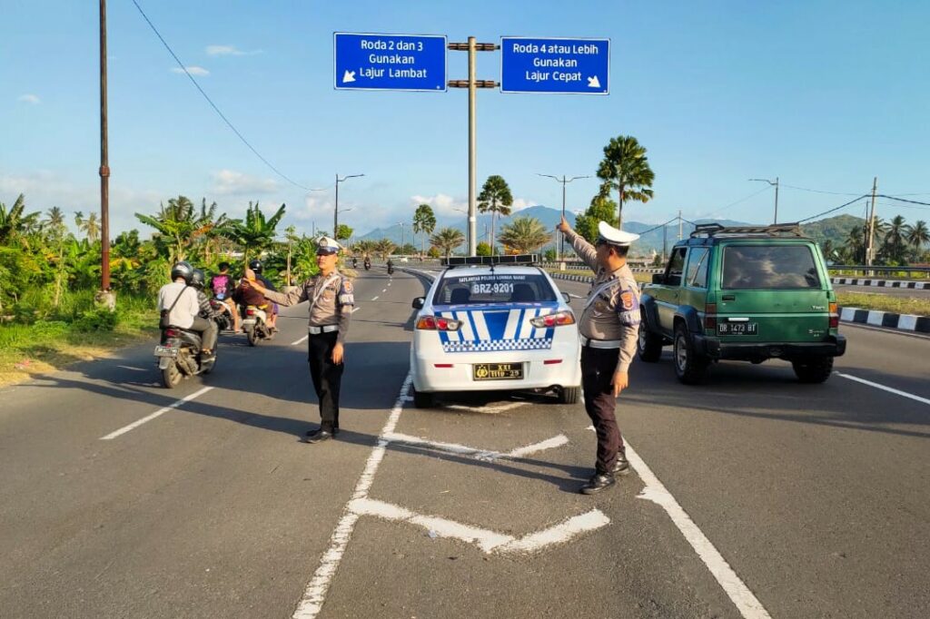 Edukasi dan Pencegahan 3C di Jalur Vital BIL oleh Satlantas Lombok Barat