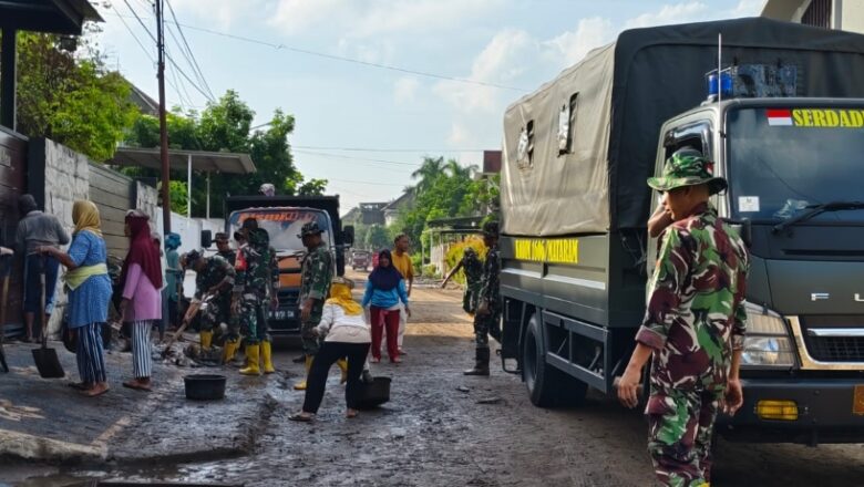 Truk Kodim 1606 Dikerahkan Bersihkan Sampah Pasca Banjir