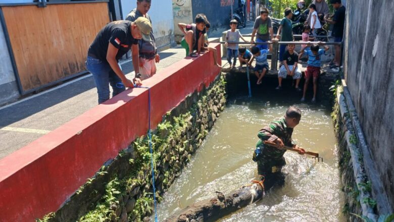 Sungai Tersumbat, Babinsa dan Warga Turun Tangan