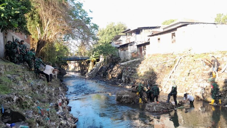 Hari Terakhir Tanggap Darurat, TNI Bersihkan Sungai Pejanggik