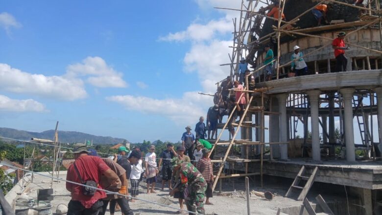 Babinsa dan Warga Beleka Kompak Cor Kubah Masjid