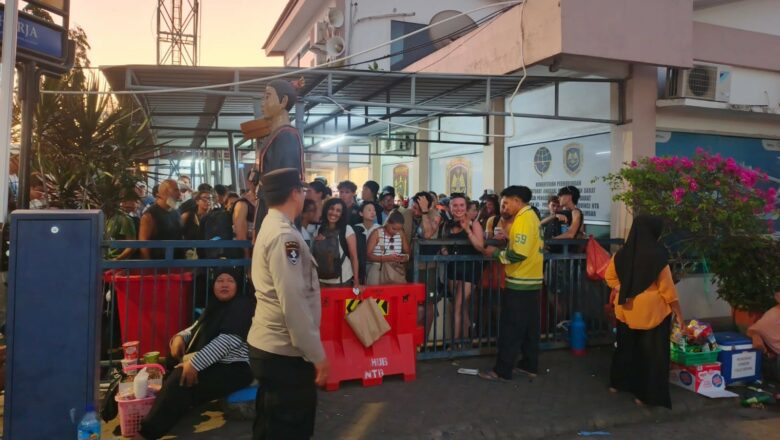 Ratusan Turis Alihkan Perjalanan ke Pelabuhan Lembar Imbas Penutupan Fastboat