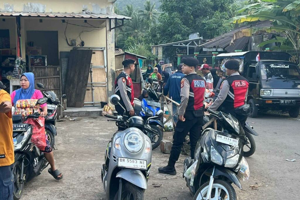 Polres Lombok Barat Gelar Patroli Dialogis di Pasar Banyu Urip Cegah Radikalisme