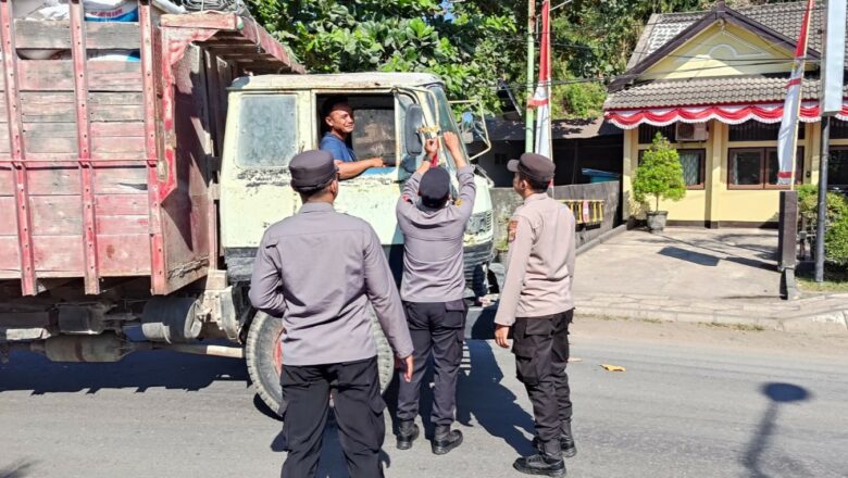 Meriahkan HUT RI, Polsek Lembar Tebar Bendera Merah Putih untuk Sopir Truk di Pelabuhan