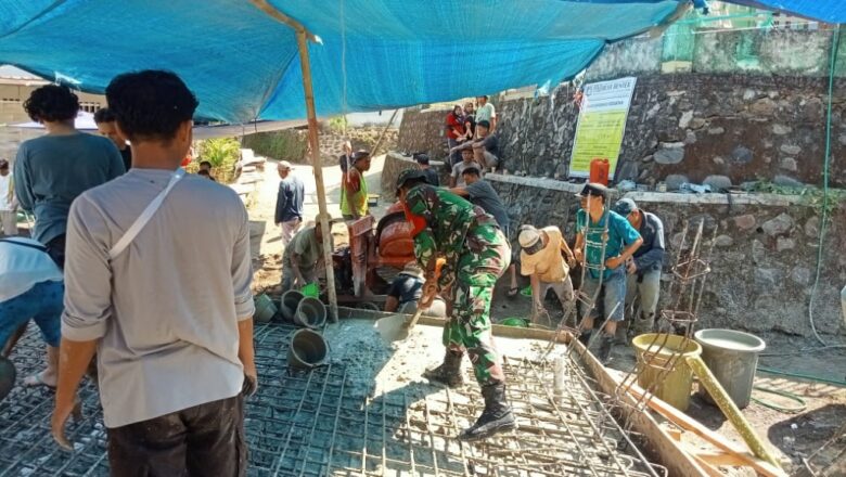 TNI dan Warga Desa Bentek Bersatu Cor Jembatan Dusun San Baro