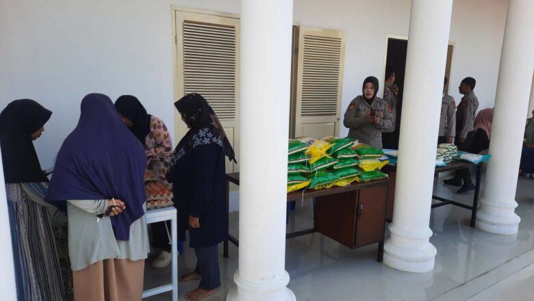 Warga Telagawaru Antusias Sambut Pangan Murah Polres Lombok Barat