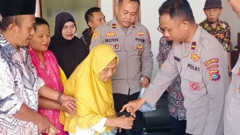 Kasat Binmas Polres Lombok Barat Pimpin Penyaluran Tongkat bagi Lansia dan Disabilitas