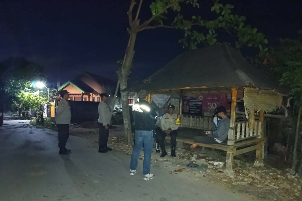 Polsek Gerung Intensifkan Patroli Kamling dan Kandang Kolektif di Desa Kebon Ayu